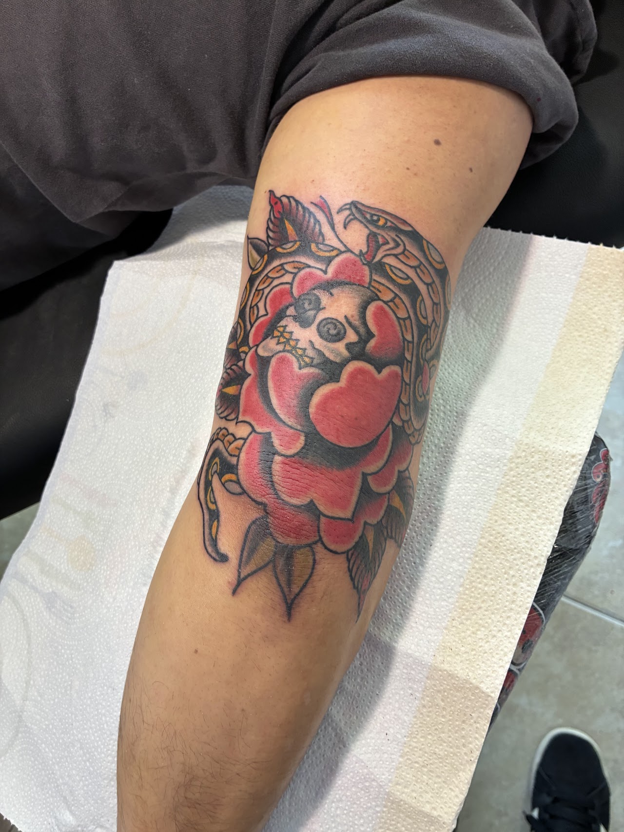 Tatuaje tradicional a color de calavera y serpiente